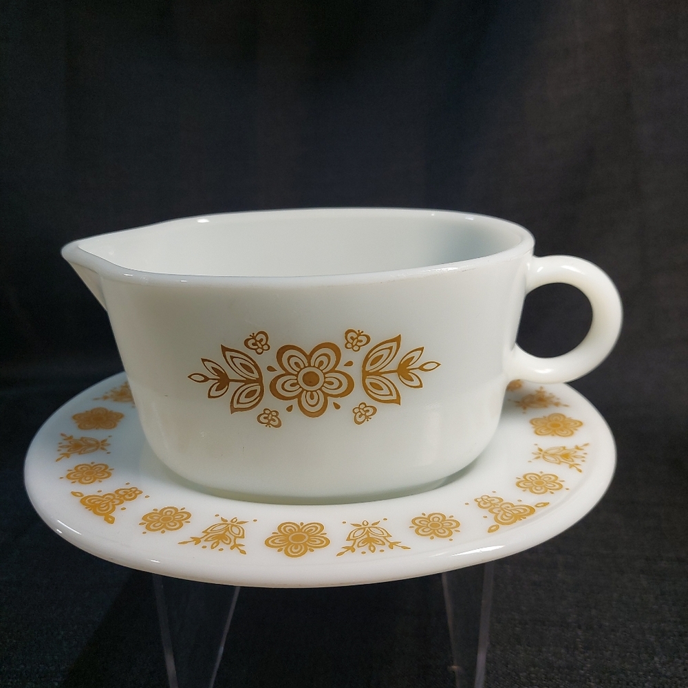 Vtg Pyrex Gold and Butterfly syrup/gravy boat and underplate.
